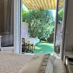Bastide Du Levant - 50m - Rez De Jardin Frühstückspension