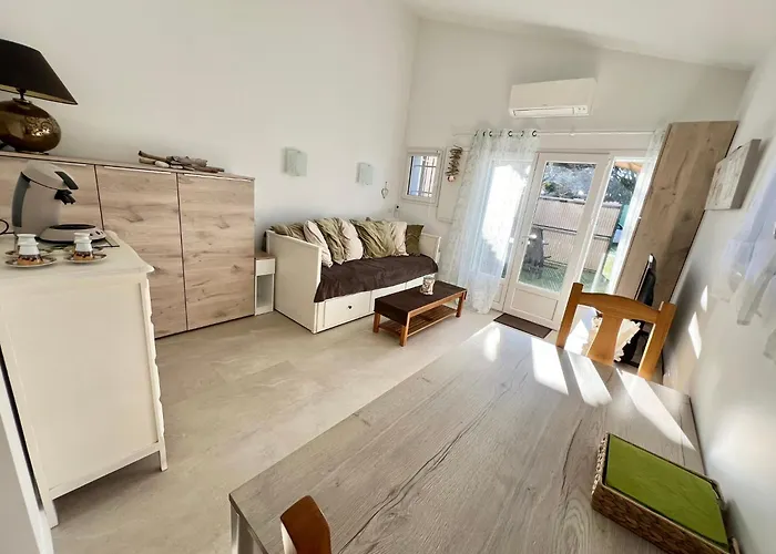 Bastide Du Levant - 50m - Rez De Jardin فندق مبيت وإفطار 2*