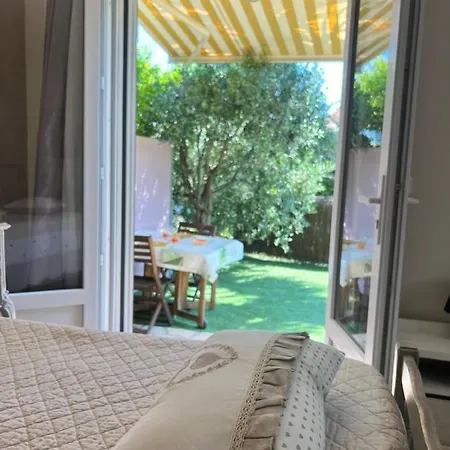 Bastide Du Levant - 50m - Rez De Jardin Bed & Breakfast