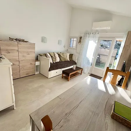 Bastide Du Levant - 50m - Rez De Jardin Bed & Breakfast 2*