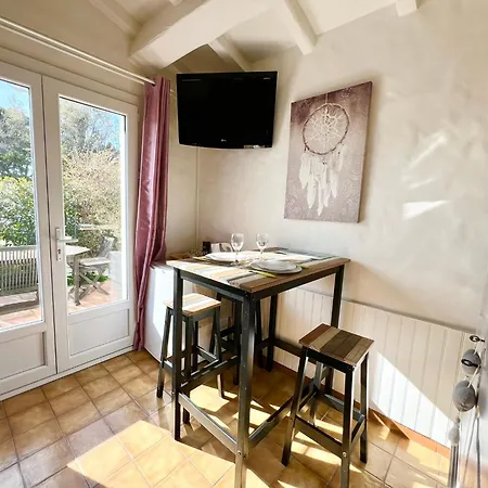 Bastide Du Levant - 50m - Rez De Jardin Bed & Breakfast