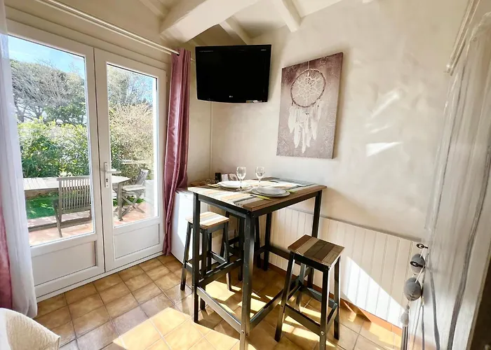 Bastide Du Levant - 50m - Rez De Jardin Bed & Breakfast