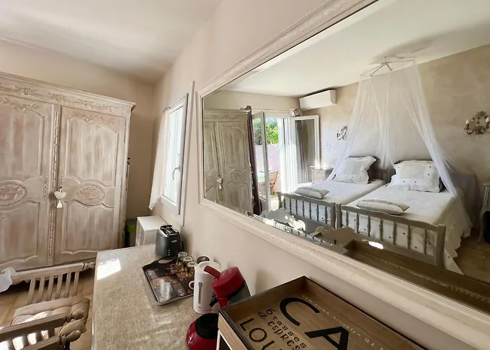 Bastide Du Levant - 50m - Rez De Jardin Bed & Breakfast 2*